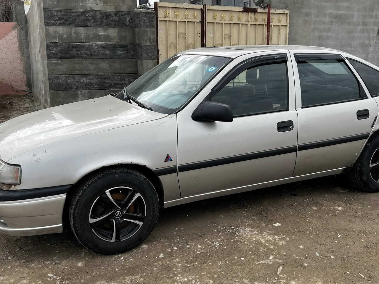 سلام عليكم أوبل فكتره موديل 1993حجم 20 كير ومحرك شرط تخم تاير جديد بدون ضرر وبدون حادث هزه وسنويه جديده السعر 40ورقه 
مكان موصل ***********
