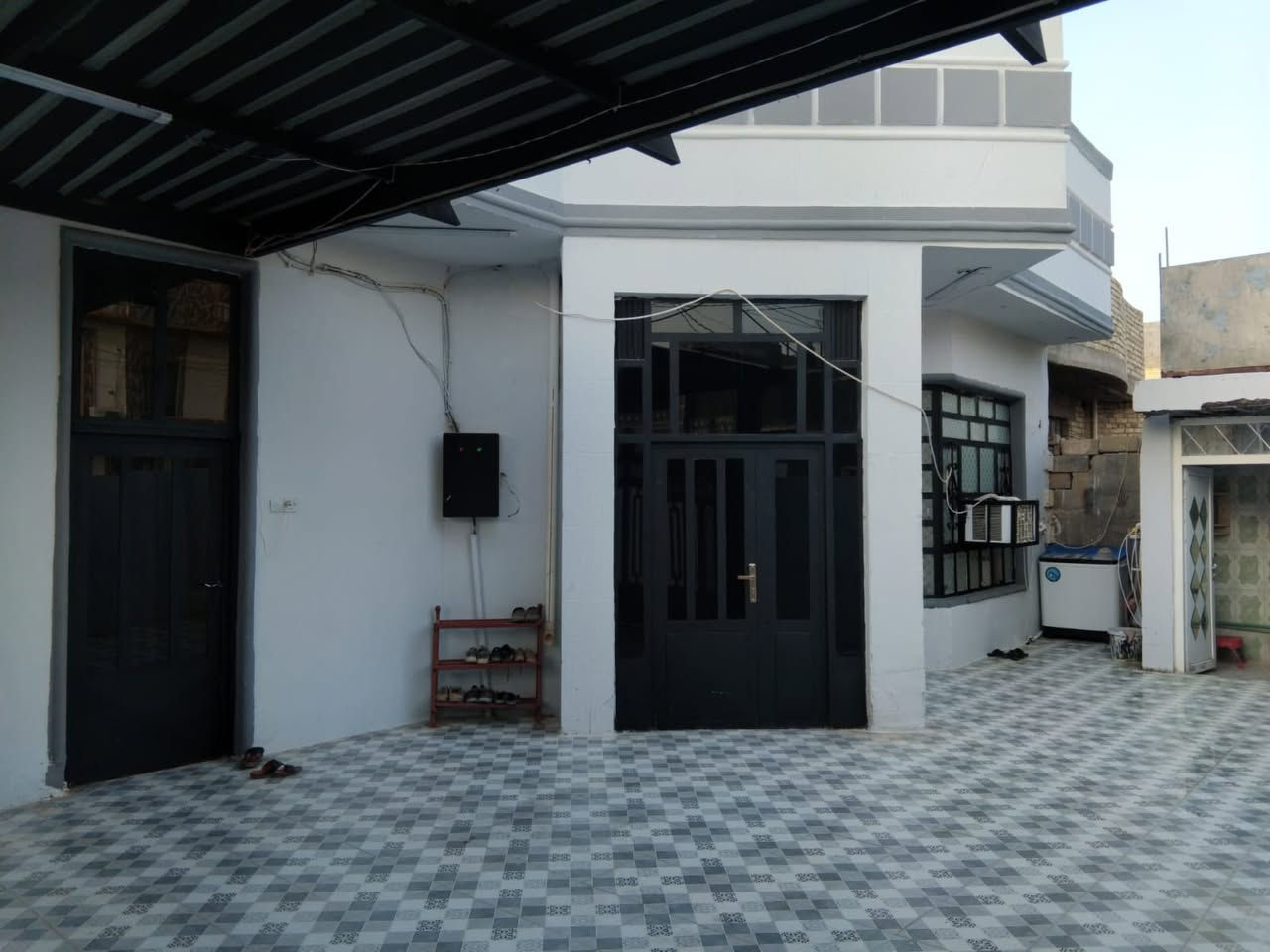 دار للبيع شهداء خلف عمارة جنابي 
مساحه 250 
شارع 15 متر 
يحتوي على 3 غرف 
استقبال 
صاله 
مطبخ حار بارد 
صحيات عدد 2 
مناور 3 
***********
