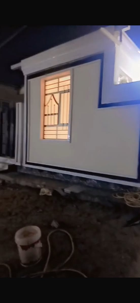 السلام عليكم بيت ٧٠متر بناء جديد سندويج للبيع سند اصفر العنوان حي البساتين المدخل الثاني السعر ٣٥ للاستفسار ***********
