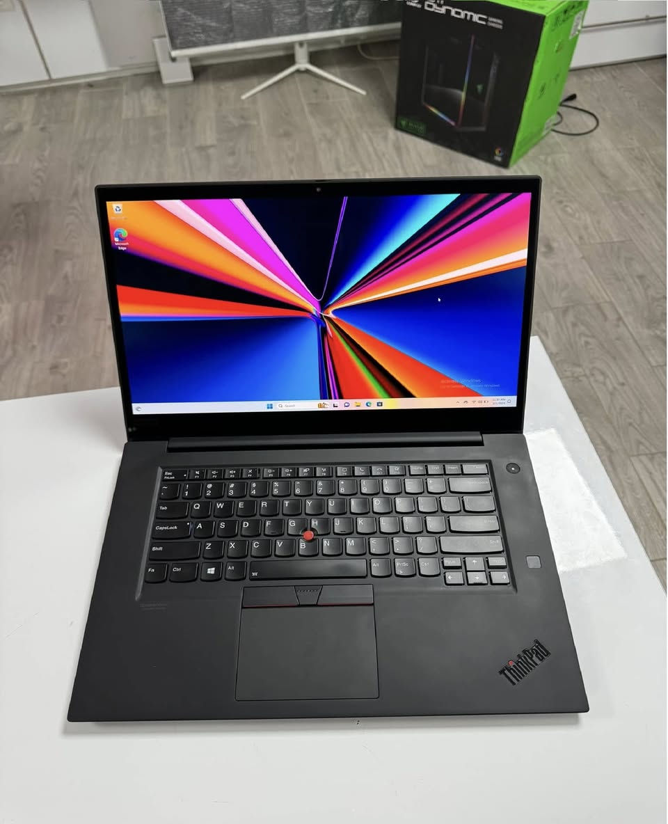 #الخارق كور i9 + جيل عاشر + كارت شاشة خارجي = أقوى لابتوب للإلعاب و البرامج الثقيلة  ❤️ 🔥 

Lenovo ThinkPad P1 Gen 3   

المحتاج العاب قوية و شغل ثقيل و شكل أنيق و وزن خفيف .. لينوفو حققت المعادلة في هذا اللابتوب المميز.

#معالج_قوي_جداً كور i9 (الجيل العاشر) بأعلى فئة H المصممة للإلعاب والتصاميم

رام 16 كيكا DDR4 

هارد 512 نوع SSD - NVMe (أسرع من SSD العادي إللي هو أصلاً سريع)!!

#كارتين_شاشة

كارت شاشة داخلي Intel UHD Graphics حجم 8 كيكا 

كارت شاشة خارجي NVIDIA Quadro T2000 MAX-Q حجم 4 كيكا  

شاشة كبيرة 15.6 Full HD (بيها تشبع لوني قوي + حواف سلم)

نظام التشغيل: Windows 11 Pro – أحدث وأسرع إصدار 25H2

صوت بتقنية Dolby Atmos (صوت محيطي نقي وواضح للميديا والعمل)

كيبورد (ضوئي)

#اللابتوب_يحتوي_على_أهم_البرامج (يعني تستمله جاهز):  

1️⃣ حزمة أوفيس كاملة  ✅

2️⃣ برامج الأدوبي  ✅

3️⃣ برامج الاوتوكاد  ✅

4️⃣ سينمانا وشبكتي لمشاهده الافلام ومباريات كرة القدم ✅

5️⃣ كيم لوب (تنزل أي لعبة بكل سهولة) ✅

6️⃣ منصة ستيم ✅

7️⃣ واتساب ✅

8️⃣ تليكرام ✅

#السعر 950 ألف مع #سيت_ملحقات (حقيبة + ماوس + ماوس باد + هدفون + ستاند تلفون + الشاحن)

بغداد شارع فلسطين (توصيل #مجاني بكل العراق)

واتساب ***********
