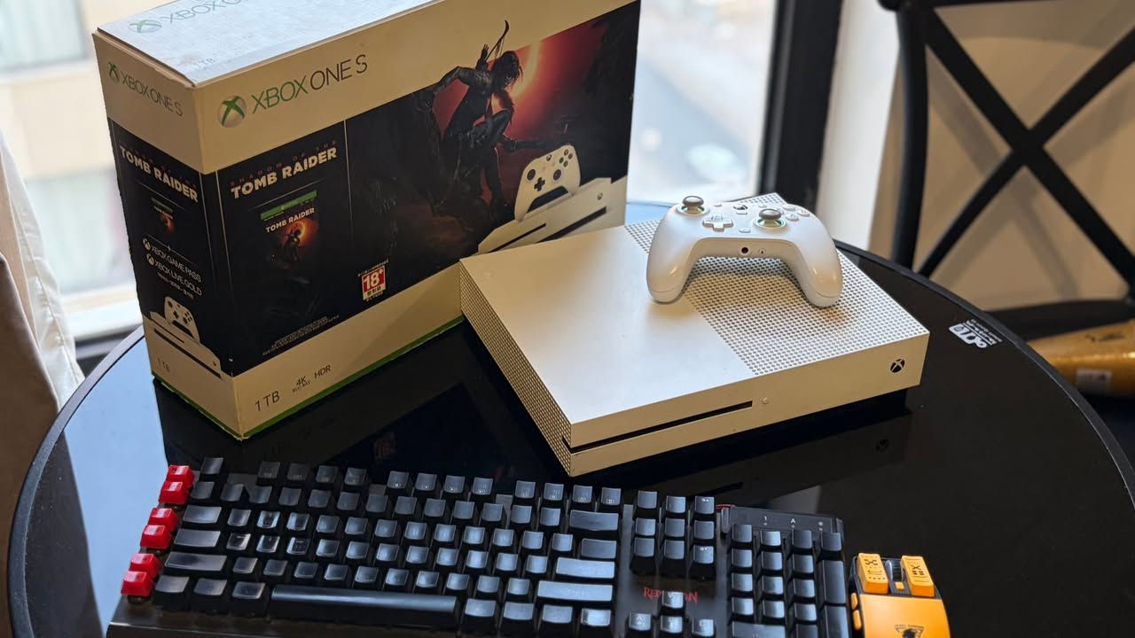 🎮 للبيع Xbox One S سعة 1TB 🎮
الجهاز نظيف جداً وحالته 99%، شغال بدون أي مشاكل وجاهز للاستخدام.

المواصفات والمرفقات:
✅ Xbox One S سعة 1TB
✅ يد تحكم نوع كيم سير الاصليه 
✅ ماوس
✅ كيبورد
✅ شاشة General Silver قياس 42 بوصة
✅ جميع الأسلاك الأصلية

الجهاز مناسب للألعاب الأونلاين وطور القصة، وحالته ممتازة من ناحية الأداء والنظافة.

📍الموقع: بغداد حي الحسين مجمع الروان السكني 
💰السعر: (300 ألف وبي مجال بسيط )

للاستفسار أو التواصل، راسلني على الواتساب 
***********
