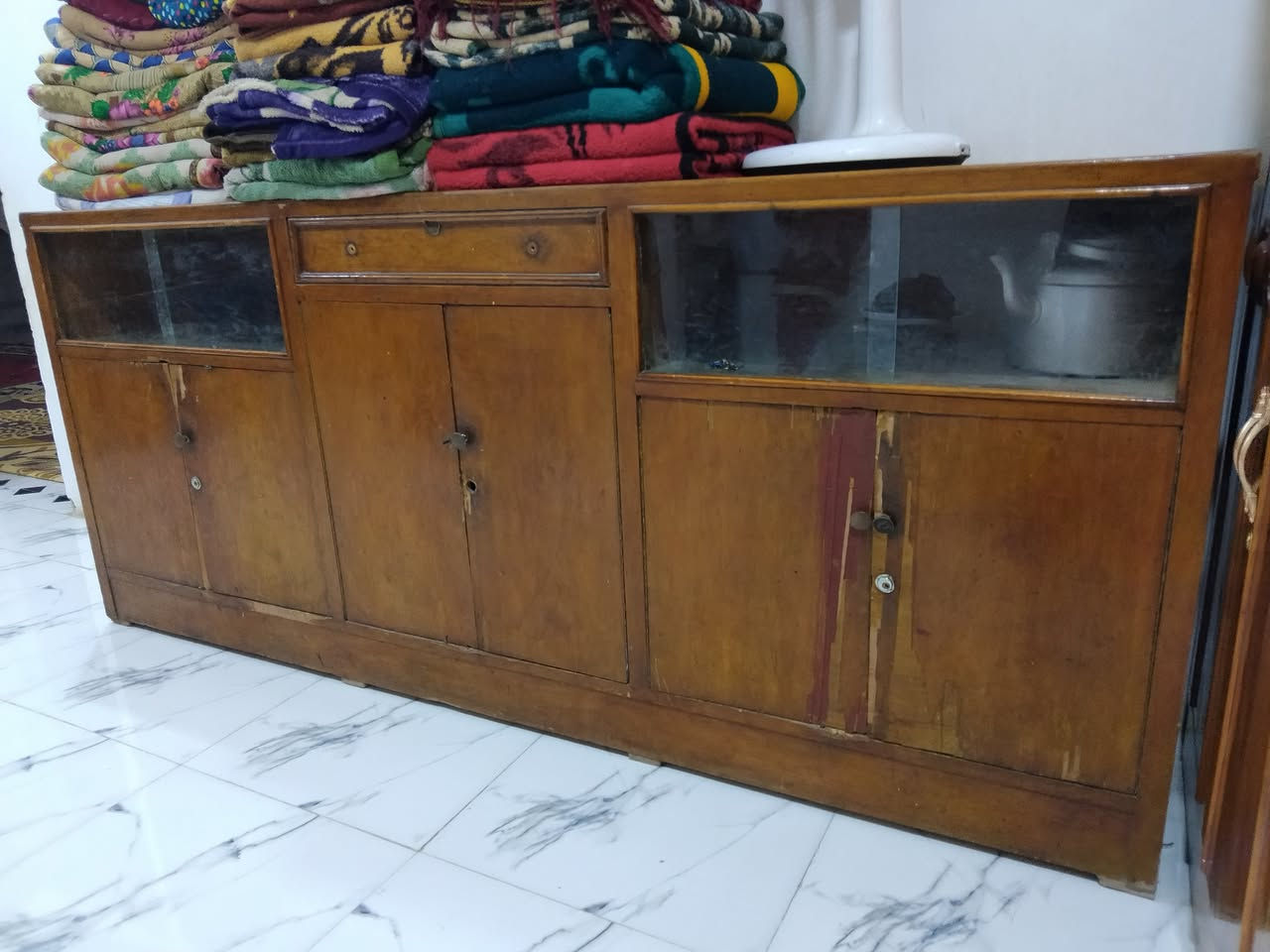 بوفيه طول 3امتار عوزه بس صبغ خشب قوي نضيفه سعر 65 مكان على طريق شركات مراسله خاص او نتصال ***********6
