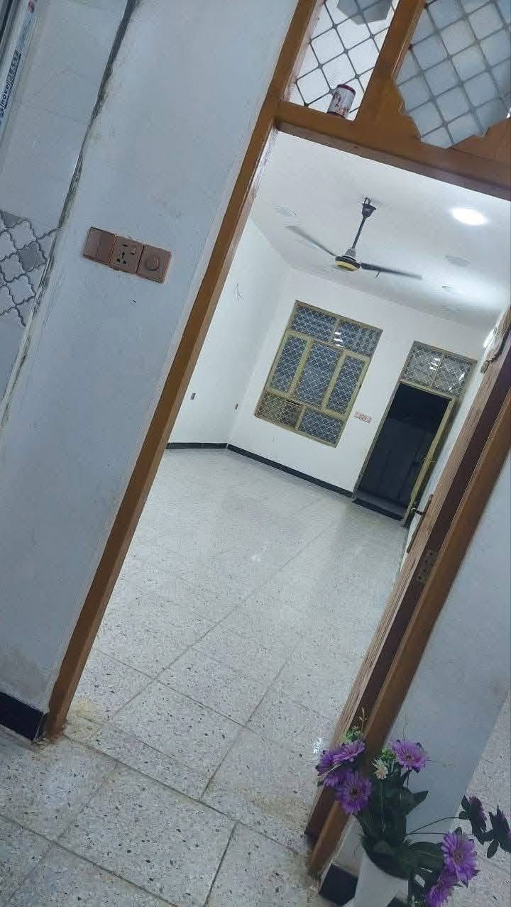 بيت في منطقة الحميديه شارع المعسكر  قرب مدرسة المختار اسوق ابو احمد السوداني الثانيه طابقين المساحة 170 6*28  يحتوي على غرفتين وصالت ثنين مضيف كبير 10متر مطبخ مع صحيات مع حوش كبير 
 ‎***********شارع تبليط مجاري رئيسيه انترنيت ضوئي متوفر وتساب
  السعر 69بي مجال بسيط للاستفسار الاتصال على الرقم
