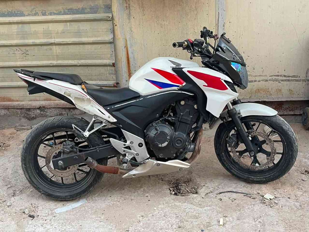 دراجة hondaCB500F من النوادر بل عراق
دراجه موديل 2016

مكينا مكفوله لا مفتوحه لا تنضح لا تنقص لا تبخر 
نقصها صالنصة 

دراجه وياها اوراق ٢ ستنساخ مالتها الاصولية 
داخله من شمال 
مكفوله من سرقه والانتر بول 
السعر ١٥ ورقه بيها مجال بسيط مستعجل ع بيعتها 
مكاني بغداد جكوك 
رقمي ***********
