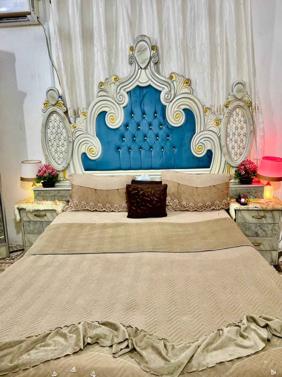 سلام عليكم غرفه البيع صاج عراقي بعدها جديده غرفه قاطين  السعر  850 الف وبيها مجال حك  قليل الإستفسار.  ***********
