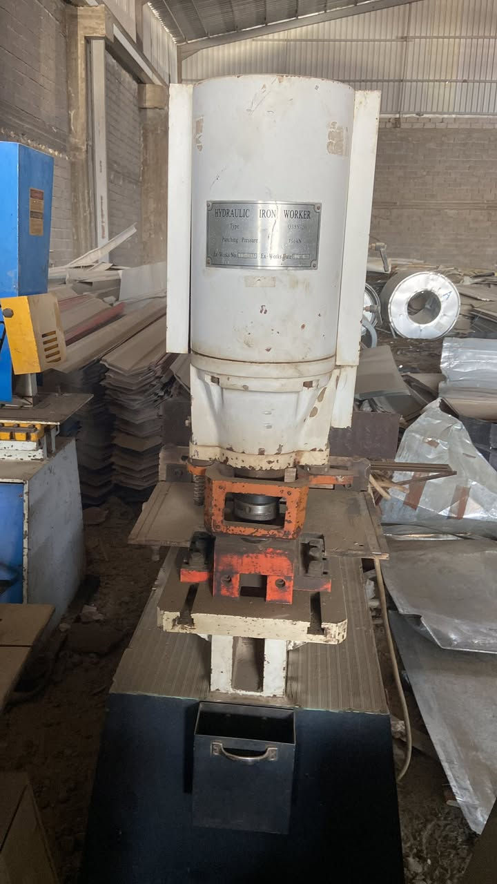 السلام عليكم ورحمة الله وبركاته 

للبيع مكائن ست المعمل 
صناعية تستخدم في ورش الحدادة والإنشاءات المعدنية لقص وتثقيب وتشكيل الحديد، وتعمل  بنظام هيدروليكي
⸻

مواصفات موديل HKM 85

🔹 1) التثقيب (Punching)
 • 33 × 20 ملم
 • 57 × 12 ملم

🔹 2) قص الصفائح (Sheet Shear)
 • 380 × 20 ملم
 • 480 × 15 ملم

🔹 3) قص الزوايا والجسور (Angle & Beam Cut)
 • 150 × 15 ملم (زاوية 90°)
 • 70 × 10 ملم (زاوية 45°)

🔹 4) قص القضبان (Bar Cut)
 • قطر دائري حتى 50 ملم
 • مربع حتى 50 ملم

🔹 5) التخريم الجانبي (Notching)
 • سماكة صفيحة حتى 13 ملم تقريباً

⸻

استخداماتها
 • تصنيع الهياكل الحديدية
 • قص الأعمدة والزوايا
 • عمل فتحات مسامير
 • تجهيز قطع الهناجر والمظلات والأبواب الحديدية
للتواصل ***********
***********
المكان بغداد الشيخ عمر
