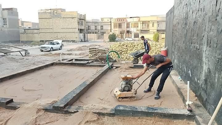 *********** اثير
*********** اسيا

نصف قطعة في منطقة الاكوات حي الموظفين  التنومة  ٥ دقائق عن سوق العشار
منطقة متكاملة الخدمات الحديثة 
وفيها ٤ مدارس حديثة والخدمات الأخرى 
وكذلك المنطقة تتمتع بالهدوء والامان

 بناء حديث سنه انجاز البناء نهاية ٢٠٢٥ 
يتكون من طابقين مع بيتونة ومخزن
مساحة الارض الكلية ١٢٥م 
مساحة البناء الكلية للطابقين والبيتونة والمخزن. مايقارب. ٢٥٠ م  او اكثر

نوع البناء طابوق وبقالب خشب جديد. والتسليح والصب وسقل الصب درجة اولى
الدار متعوب عليه يشهد الله
 كل تفاصيل العمل موثقه بصور
 تبين جوده الماده والعمل

(محتويات الدار)
غرف منام عدد٣ +صالة +استقبال + مطبخ
صحيات عدد ٣ +منور+ طارمة+ سطح عدد ٢
توجد مساحة شاغره لبناء غرف اضافية عدد ٣ 
كافةمراحل البناء والانهاءات والبنى التحتية درجة أولى وفق اسس علمية واشراف هندسي وتوزيع صحيح وفق المتطلبات المستقبلية
شبكة كهرباء أردني موسعة
شبكة تبريد دفن  للسبالت سعودي 
 شبكة الماء والمجاري نوع الماني 
الواح بورسلاين عماني وهندي
 وبايات الدرج مرمر تركي 
وارضي البيت ١٤ ملم  لورسلاين

السعر النقد فقط  ٢٢٠ مليون.
 + مبلغ القرض ٥٥ مليون تقسط كل شهر ٣٥٠ الف لصندوق الإسكان بدون فوائد او تحميل
يصبح السعر الكلي ٢٧٥  مليون.
