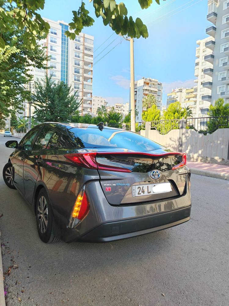 للبيع
 prius prime plag in hybrid 2022
السيارة المعروفة وأول ماصنعت تويوتا
من السيارات الهجينة الهايبرد منذ عام ١٩٩٧
هذا لمن لايعرف ماهي بريوس هايبرد
والا فهي غنية عن التعريف. 
سيارة اقتصادية جدا في صرفيات الوقود والزيت  وعملية واعتمادية ومصممة بطريقة ممتازة للسير بثبات في الداخل والطرق الخارجية وهذا لشكلها الغير مقاوم للهواء.
☀️موديل السيارة ٢٠٢٢
☀️رقم السيارة دهوك (تواجد السيارة في الموصل)
☀️ تبريد الكتروني اوتوماتيك  تدفئة اضافة الى تدفة في المقاعد.
جميع الجامات اوتوماتك بضغطة واحدة.
بصمة دخول ذكية. تشغيل بصمة. انارة ترحيبية عند الاقتراب من السيارة.
تحكمات مقود كاملة بجميع الايعازات الخاصة بالعدادات الاكترونية. المتواجدة امام السائق.
كروس كونترول تحكم بالسرعة.
تحديد مسار.
رادار امامي تفاعلي.
قيادة شبه ذاتية للمساعد في الطرقات الخارجية.
نظام التماسك عند الانزلاق
المصابيح الامامية LED اربع عدسات
المصابيح الخلفية LED.
اشارات  LED
مرآة كهربائية + وهيتر لأزالة الضباب عن المرآة.
☀️تحتوي على شاحنة للشحن المنزلي..
☀️اطارات ويل كب اصلية اضافة الى الكبات الاصلية.
☀️اطارات جديدة.
☀️الزجاج الامامي جديد.
☀️سيارة بريوس بلكن هايبرد
جمعت بين السيارة الاعتيادية والكهربائية (هجينة)
☀️اضافة الى ميزة الشحن المنزلي الذي يغنيك عن التزود بالوقود اذا كانت مشاويرك اليومية لا تتجاوز ال ٤٠ الى ٤٥ كيلو متر.
☀️اي اذا شحنتها لمدة ساعتين تمكن من استخدامها ل٤٥ كيلو متر حسب استخدامك لها
من دون تشغيل المحرك (البانزين)
☀️وعند نفاذ الشحن يرجع نظام الهايبرد للعمل بالشكل الطبيعي اي يعمل المحرك في حال احتياج البطارية للشحن. وهكذا.
☀️خزان السيارة بسعة 40 لتر بانزين.
☀️تقطع السيارة بما يقارب ٨٥٠ كيلو متر الى ١٠٠٠ كيلو متر حسب طريقة استخدام السيارة وتشغير التدفئة او التبريد.
☀️تحتوي السيارة على 3 انظمة للقيادة
☀️اقتصادي eco  و نورمال normal و سبورت  sport
بامكانك استخدامها حسب الحاجة وحسب نوع الطريق.
ولاكن في الوضع الاقتصادي تكون جدا اقتصادية. يصل الى 4 لتر لكل 100 كيلو متر.
والنورمال اكثر والسبور اكثر. وفي نظام السبورت يعمل المحرك الكهربائي والعادي سوية لاعطاء قوة وعزم وسرعة للسيارة اذا تطلب الامر.
☀️ملاحظة. تم استخدام السيارة في الطرق الخارجية الطويلة
☀️وعن تجربة خاصة في السفر واثبتت اعتماديتها بالاقتصاد والسرعة والتبريد وحتى صعود مرتفعات قوية. وقطع مسافات كبيرة.
تحتوي السيارة على كتيبات المستخدم واضافة الى شراء اطار طوارئ جوكر..
السيارة بدون صبغ او تبديل او تعديل في الشواصي.
فقط تعديل على البارد الجاملغ اليمين. عند حداد محترف واعادتها الى وضعها الطبيعي. . وشراء الجزء الايمن من الدعامية الامامية وصبغها فقط. وموضحة بالصور المرفقة. مع صورة لرقم الشاصي.
☀️جميع ايرباكات السيارة سليمة بدون ايرباك متضرر
☀️ممشى السيارة 130 الف كيلو متر. وليس مايل. 

☀️ملاحظة السيارة تباع بدون( جنطة السقف.) 

سعر السيارة ١٥٥$
 للاستفسار والتواصل الاتصال على الرقم
اسيا *********** موصل, نينوى
