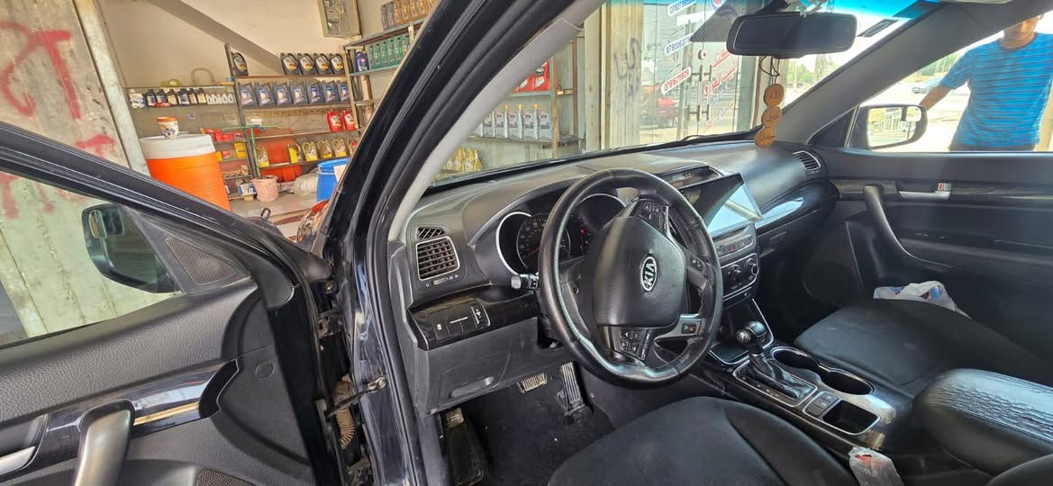 سورينتو موديل ١٥ امريكي
٤ سلندر و٥ راكب 
حادثها صبغ البنيد مع جاملق سرقه وتم توحيد اللون مع البنيد حادثها خشم البنيد فقط 
السعر 120 وبيها مجال قليل 
الهاتف ***********
