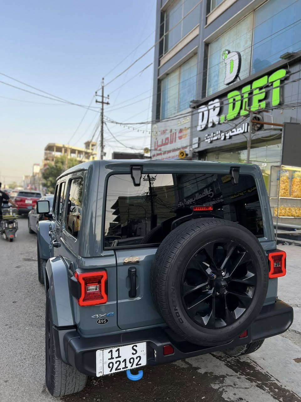 السلام عليكم 
Jeep WRANGLER SAHARA 4Xe 2024 
فول مواصفات بلكن هايبرد 
حادثها حداديه فقط بدون دواخل بدون ايرباك
ماشيه 20 ميل فقط 
دفع رباعي كير اوتماتيك+ لوكير 
بصمه 
تشغيل عن بعد 
شاشه كبيره كار بلي أندرويد اوتو 
تحكمات ستيرن 
سقف متحرك
تبريد قطعتين 
محرك 2.0t
وباقي مواصفات الرانكلر الSAHARA المعروفه 
العنوان بغداد الدوره
***********
***********
