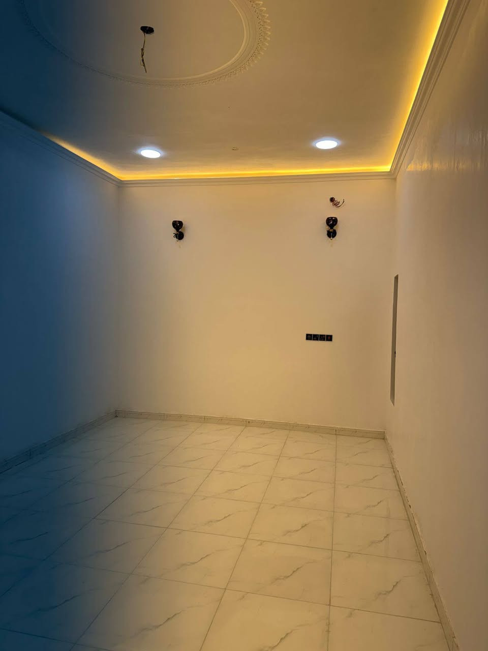 بيت للبيع مساحه 240 متر السعر 138 مليون البناء بلوك كونكريت درجه اولى يحتوي على غرفتين وصاله ودوانيه ومطبخ وحمام وصحيات داخليه وخارجيه وكراج وحديقه العنوان البصره الجزيره اليوبه اللاستفسار تواصلو معنا عبر الواتساب ***********
