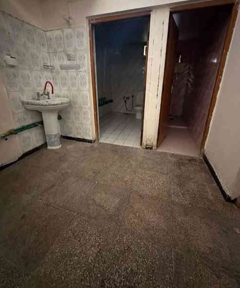 للايجار
بيت طابقين في الجمعيات الثالثه مساحه 150م يحتوي على 3غرف استقبال صاله مطبخ طارمه صحيات السعر 750 شامل اجور الكهرباء
***********
***********
