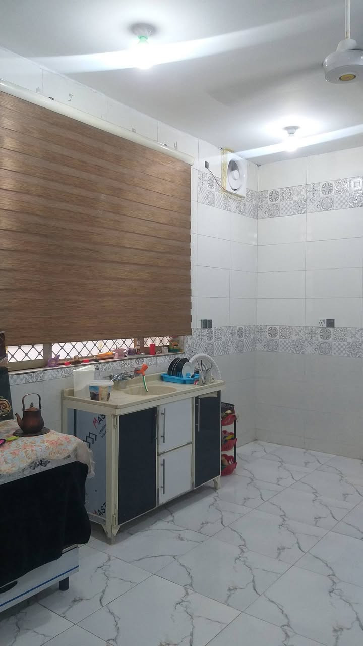 السلام عليكم دار سكن للبيع حديث البناء درجة اولئ في الكوت منطقة حي الحكيم نزلة علاء غريب مساحتة 225م وشارعة 10م يبعد عن الشارع العام 200م البناء طابوق درجة اولى والسقف صب مسلح والارضية والجدران سيراميك ويتكون البيت من غرفتين نوم وصالة واستقبال ومطبخ وبيتونة كبيرة وصحيات داخلية وخارجية ومرقم من قبل البلدية السعر 82 وبي مجال الاستفسار الاتصال على هذا الرقم ***********
