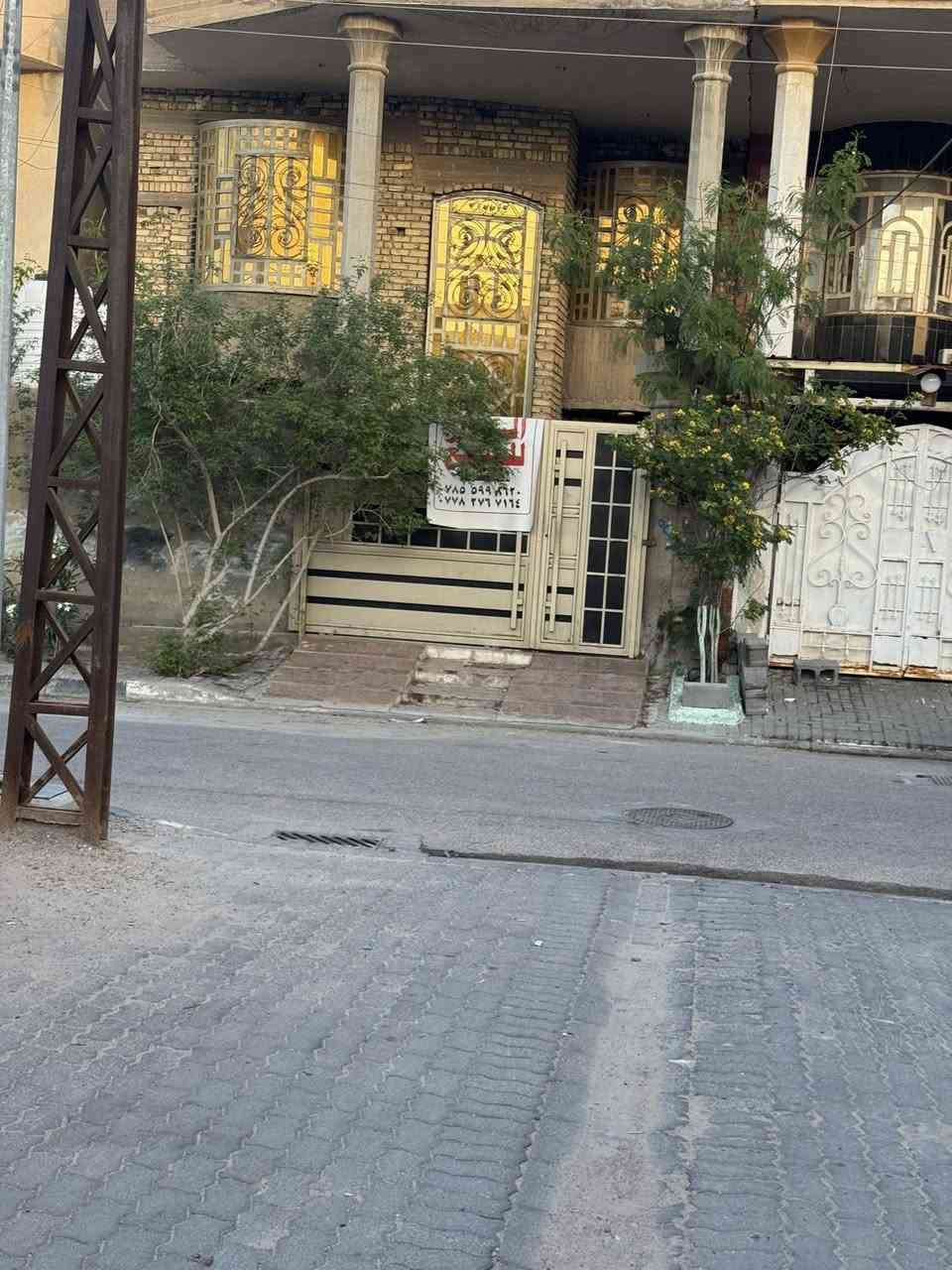 بيت للبيع البصرة القبله حي المهندسين المساحه150✅
بيت للبيع في البصره القبله حي المهندسين المساحة150✅ الحوش يحتوي علا حديقه صغيره وكراج ومجموعه صحيات خراجيه✅

ولأرضيه مرمر وكرانيت يحتوي الطابق ألاول ديوان 
ومطبخ وصحيات ومنور وغرفه نوم كبيرة✅

ولطابق الثاني يحتوي3غرف نوم وصحيات✅

البيت نقص بي بس درج يحتاج تطبكه ✅

ادزلكم فيديو تفصيلي عن البيت✅

سعر البيت 295 مليون

للراغبين بل شراء الأتصال ***********☎️  او الارقام الضاهره امامكم في القطعه📞
