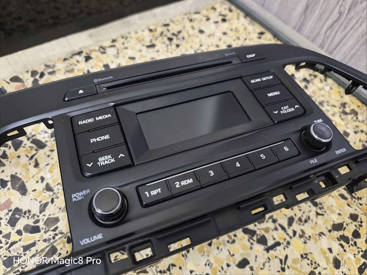 السلام عليكم
مسجل سوناتا 17 اصلي اخو الجديد مع العطر 
شرط العمل فتحتة من السيارة بدلت شاشة 
خلي سعر يرضي الله و ما نختلف 
مكاني بغداد الجديدة 
*********** بغداد, العراق
