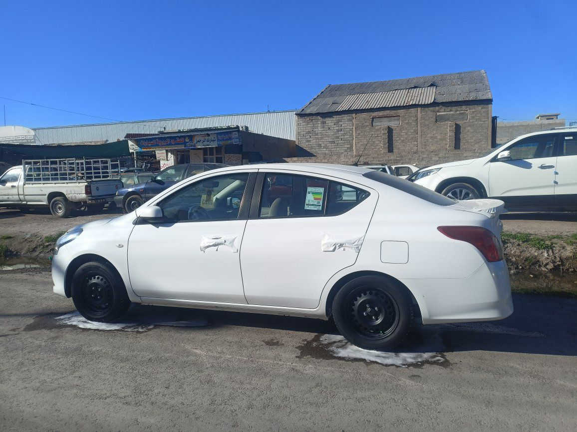 للبيع نيسان صني (هندي) بليته زركه 2023 ماشيه 26 KM بيها جاملغ اليمين مبدل اصلي رقم اربيل سنويه بسمي شرط التحويل ***********مكاني موصل سعر 118بيها مجال شي قليل السياره بحالك الوكاله ما متعوبه
