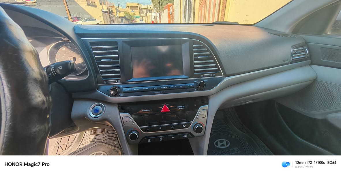 السلام عليكم النترا 2017 
رقم اربيل جديد وهزه جديده  
فول مواصفات عدا الفتحه .. 
بيها بونيد صبغ
 ماشيه 130 الف رقم جديد هزة جديدة
للاستفسار الاتصال عالرقم *********** مكانها موصل الايسر .. السعر 125 مجال بيها
