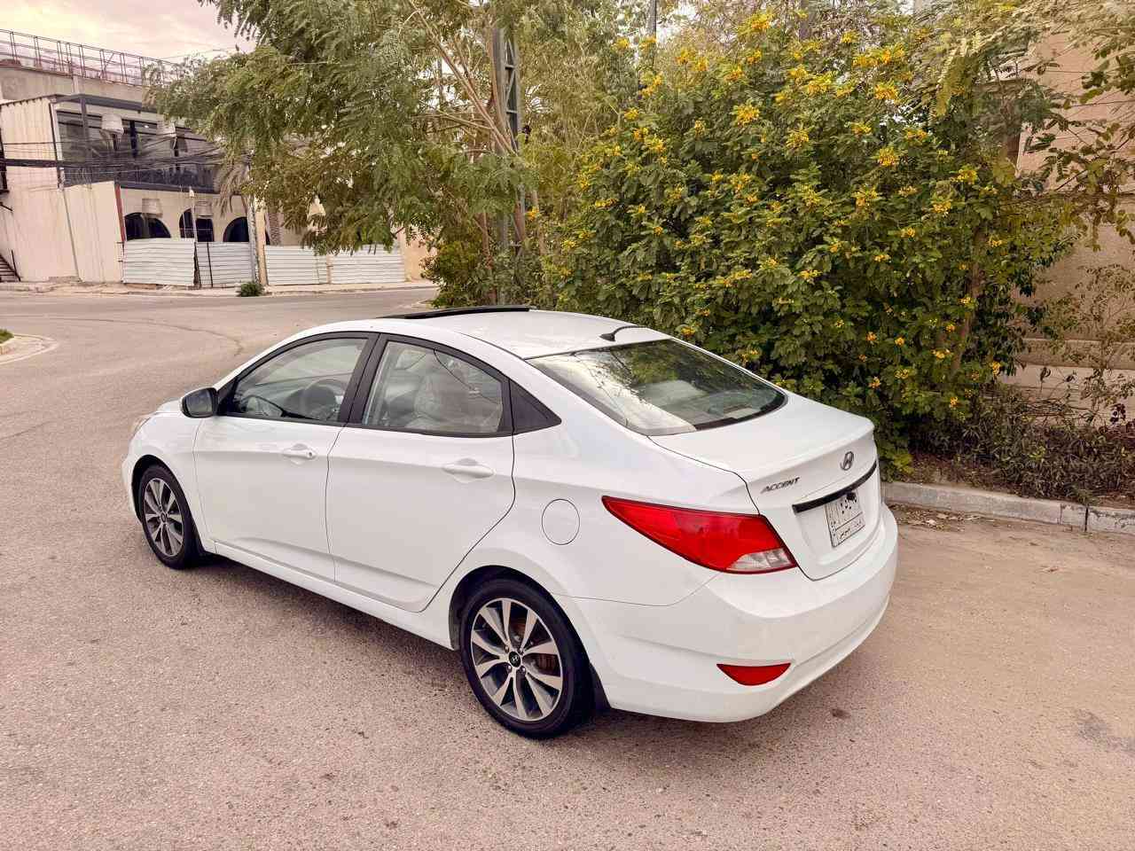 السلام عليكم *********** للبيع فقط السعر 95 نهايته هوانداي اكسنت موديل 2016 محرك 1600 دوش وارد خليجي بيه صبغ  باب الصدر والبنيد ونص قطعه من باب اثر طخات بصيطه
السياره مكفوله من شواصي وتكم وحوض كله مكفول مواصفات فتحه شاشه كأمره داخل لونين تحكمات جهتين أشاير بلمري 5 ويل كب كروم
السياره جاهزه محرك وكير وحداديه على وضع الشركه وتخم تاير و باتري جديد
رقم كربلاء تحويل مباشر السياره موجوده في كربلاء
