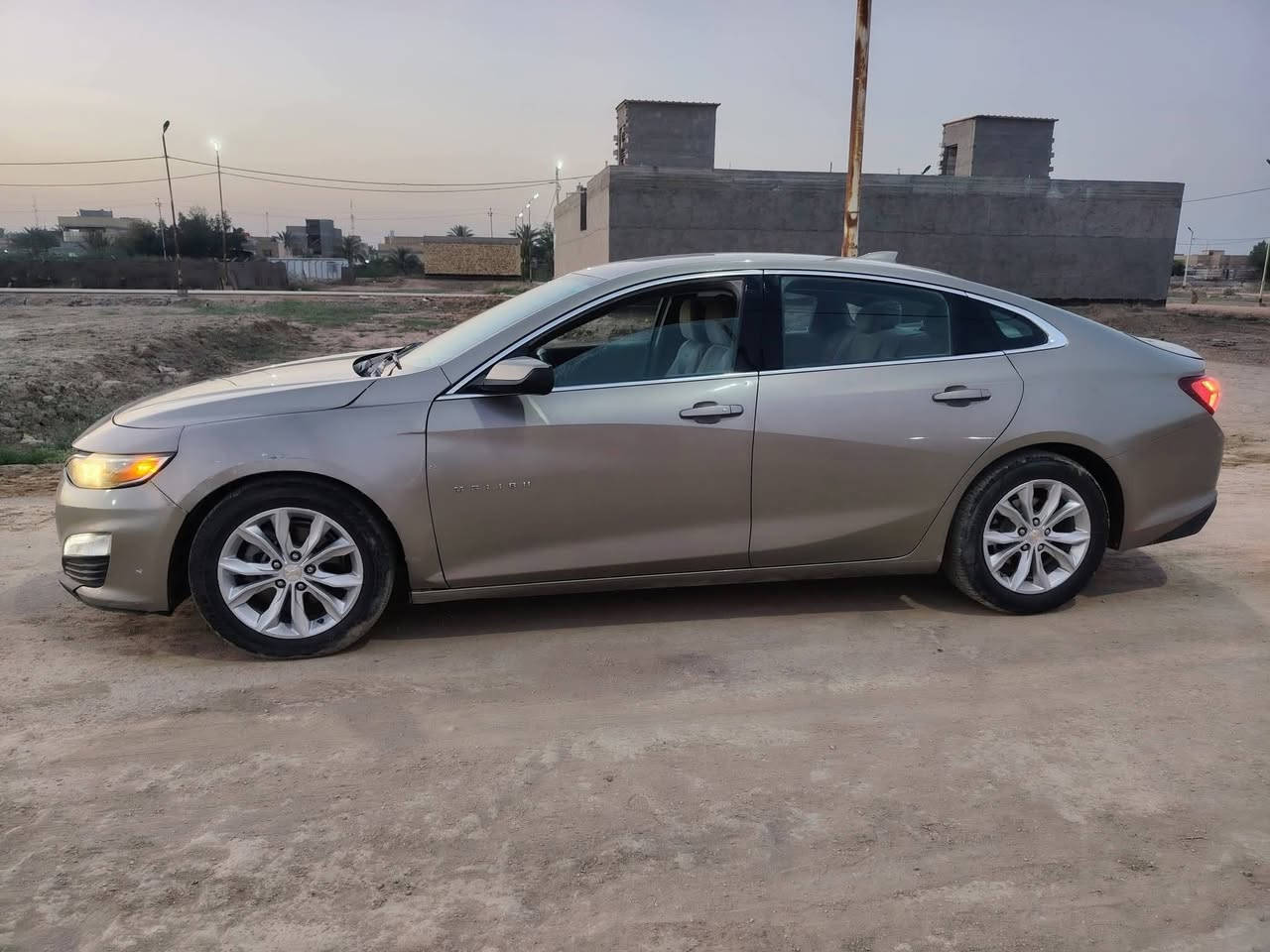 العنوان: ماليبو 2022 فئة LT - سيارة بيت وشغل إيد (جاهزة وما محتاجة برغي)
المواصفات العامة:

الموديل: 2022.

الفئة: LT (فول مواصفات الـ LT المعروفة).

المحرك: 1500 Turbo (اقتصادي جداً وعزم قوي).

الرقم: معوقين (باقي سنة واحدة فقط وتتحول حرة باسمك)، والتحويل مضمون.

تفاصيل السيارة والمواصفات:

بصمة تشغيل وبصمة أبواب.

تشغيل عن بعد.

شاشة كبيرة تدعم Apple CarPlay و Android Auto.

كاميرا خلفية دوارة وعالية الدقة.

كراسي مخمل (كهرباء للسايق) مع تحكم ستيرن جهتين.

نظام التوقف الذكي (Auto Stop) لتقليل استهلاك الوقود.

تخم تاير جديد وجاهز.

نظام تثبيت السرعة (Cruise Control).

حالة الضرر والتصليح (بكل أمانة):

السيارة مصلحة على إيدي وبدقة عالية جداً، الضرر كان (جنطة وجاملغ) فقط، وبدون أي لغد أو شاصي أو إيرباج (كلها سليمة 100%).

الصدر والمحرك والكير بشرط الفحص (وين ما يعجبك افحص).

السعر المطلوب: [115] وبيه مجال للطيبين

للتواصل: [***********]

المكان: [القادسية]
