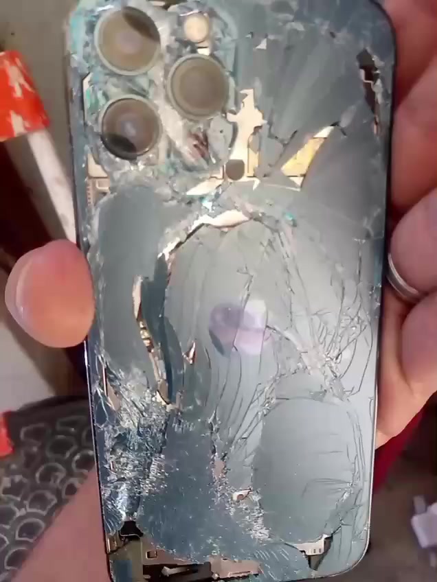 السلام عليكم ايفون ١٢برو ماكس أبيع على هاي الوضعيه *********** شاشته موجوده قبل مابدل بس بطاريه
