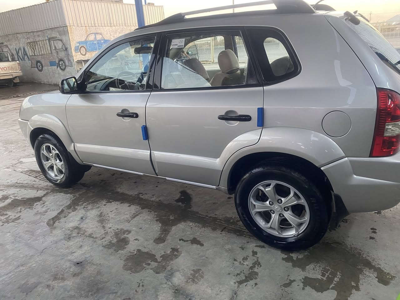 السلام عليكم توسان خليجي 2009بيهه اربع اصابع بل قبغ مال جنطه وبيهه يم قبغ البانزين شخط ومعدل والسونار مرفق ويه الصور الباقي كفاله عامه كيرجديد مكينه ممدوده عليهه سبانه شرط جديده تخم تاير وصدر وباتري كله جديد ماشيه 134حقيقي السياره فول مواصفات ومواصفاتهه معروفه فور ويل مكينه 4سلندر فتحه جام كهرباء 5ويل كب ولباقي معروف سعر 122وبيهه مجال حك الجيه مكاني بغداد اتصل وتدلل ***********
