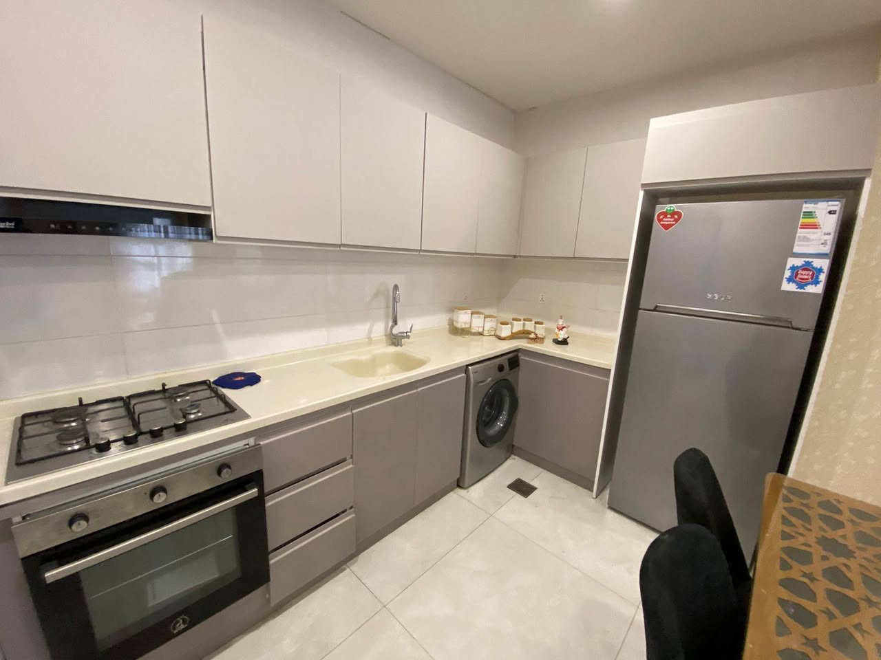 🔹شقة مؤثثة  للأيجار 🔹
-في مجمع واو تاورز 

-بموقع ستراتيجي و علی شارع 100م

-قریبه علی جامعة جیهان و تیشك و لوبناني فرنسي مقابل بنك جيهان

-تتكون من 👇

-غرفة نوم

-مساحة 90م

-صاله 

-مطبخ 

-صحيات 

-بلكون

-طابق 14

- مجمع بها كراج لوقوف السيارات و حدیقة 
- ماي وكهرباء ۲٤ ساعة 
وكل الخدمات موجوده بالمجمع

للاستفسار اكثر اتصل علئ الرقم التالي ***********
