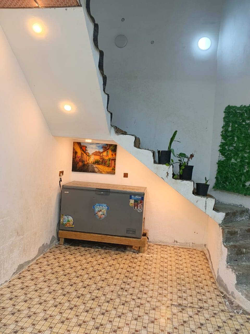 بسم الله الرحمن الرحيم اسعد الله اوقاتكم احبتي بكل خير يتوفر لدينا بيت للبيع طابو زراعي عراقي يتكون من 4 غرف كبيرة وديوان وصاله ومطبخ وصحيات وكراج عنوان البصره ابو الخصيب عويسيان قريب على علوه الكوفه مع كافة الخدمات ماء كهرباء مدارس على شارع تبليط سعر 75 وبيه مجال ***********.  ***********
