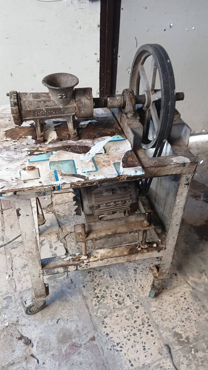 العارضه ١٠٠ شغاله شرط الشغل 
البراد كويتي ٢٠٠
مكينه ١٥٠ والشراي استاهل وياه
***********
