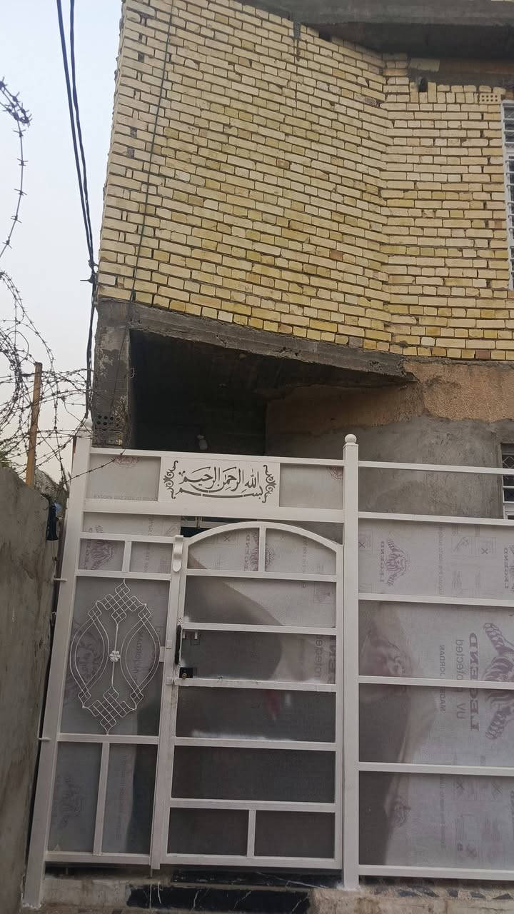 دار للبيع 60م. نهايت الأربع شوارع زراعي ابو ريسان قاطين وبيتونه جبيره. غرفتين فوك وبيتونه جوه مدخل استقبال ومطبخ وصحيات. طابو زراعي سند 25 ماء مجاري تبليط كهرباء شوارع 10 بيت نظيف. وتعبانين عليه. كاشي وطابوك حتى البيتونه كاشي للاستفسار الاتصال على الرقم ***********
