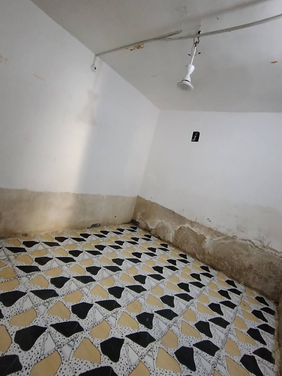 السلام عليكم دار للبيع او ايجار
النهضه على سايد الملعب(ملعب الحاوي)  قرب محلات الجوكر 

فرع عريض 

نوع البناء... بلوك الشمال_عكاده

 طولاني

سنة البناء 2017

المساحه  100متر

طابقين

الطابق الفوگ غرفة ام 10خانات ثرمستون

والطابق الجوه

غرفة وصالة ومطبخ واستقبال وصحيات

الجوه بنيانه ابلوك الشمال

بنيان نضيف وسيراميك

***********
