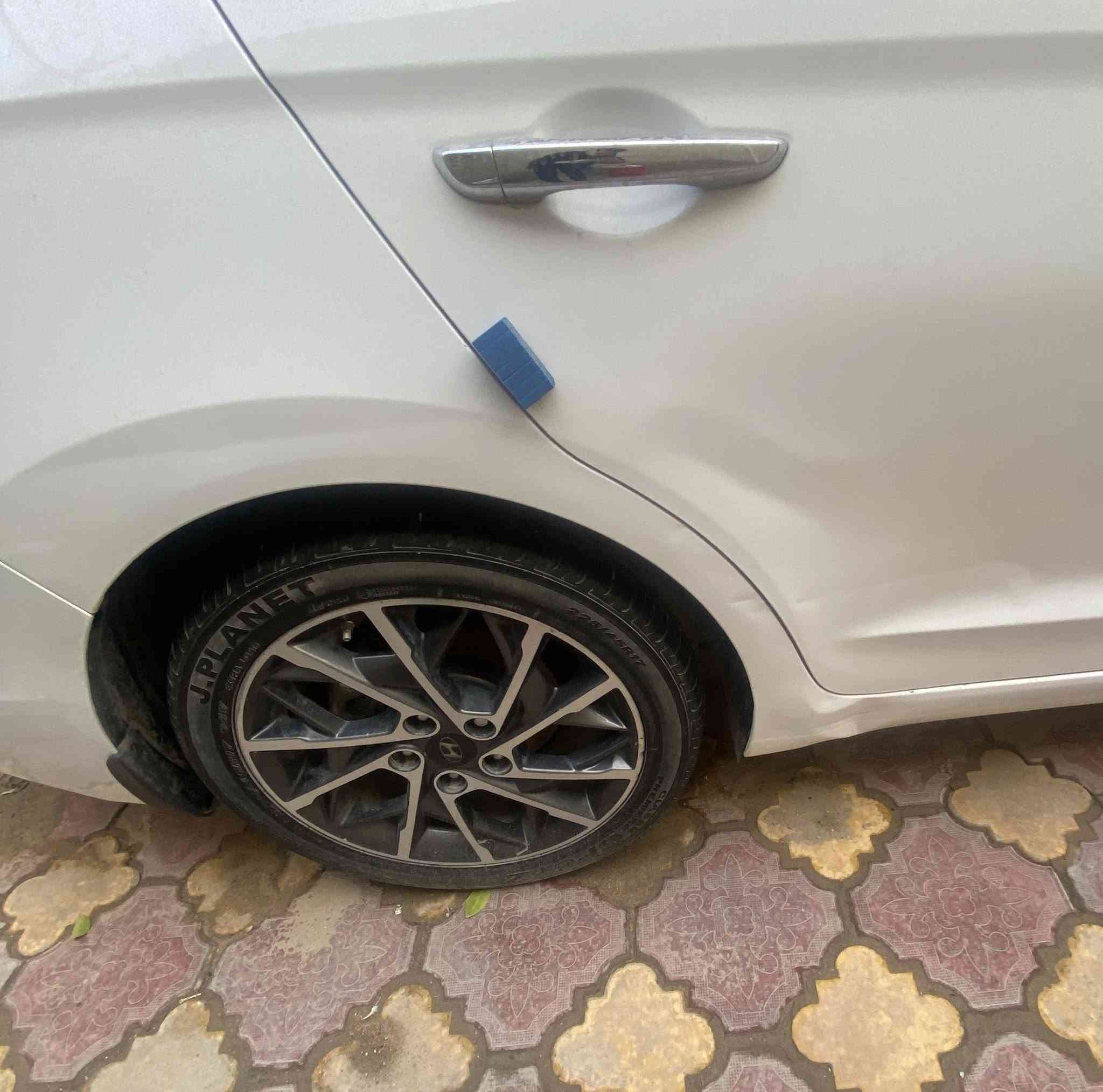 موديل 19 خليجي رقم ابريل سنويا ساقطه ماشيه 150 بيها بارد باب خلفي وتكحيل بسيط بنيد ***********
سعرها 157 وبيها مجال
