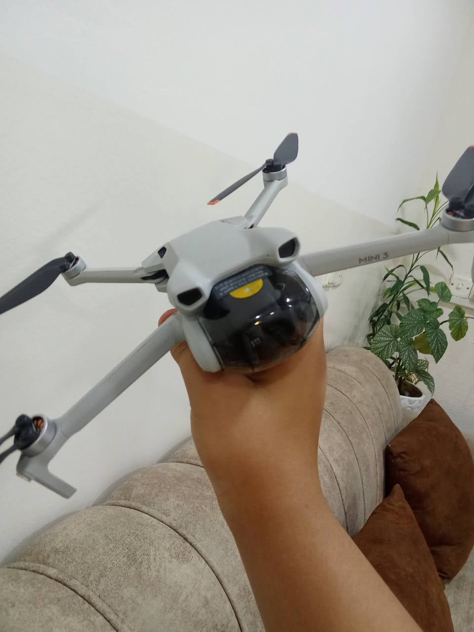 DJI Mini 3 combo (RC Smart Controller)
🔹 الموديل: DJI Mini 3

🔹 الوزن: أقل من 249 غرام

🔹 الريموت: DJI RC بشاشة مدمجة (ما يحتاج موبايل)

🔹 تصوير فيديو4kHDR

🔹 صور بدقة 48MP

🔹 جيمبل 3 محاور لتثبيت الصورة

🔹 مدة طيران تصل إلى 38 دقيقة للبطارية الواحدة

🔹 مدى إرسال الفيديو يصل إلى 10 كم+ (حسب المنطقة والقوانين)

🔹 يدعم التصوير العمودي للسوشيال ميديا

🔹 خاصية العودة التلقائية (Return to Home)RTH

🔹 إقلاع وهبوط تلقائي

🔹 يدعم GPS وتثبيت قوي بالجو

🔹 يدعم كارت ذاكرة microSD

📦 المحتويات:

درون DJI Mini 3

ريموت DJI RC بشاشة

3بطارية

شواحن وأسلاك أصلية 

تخم ريش زياده

ستيكراتdji

الكارتون الأصلي

✅ الحالة: جديد / فقط فتحته لعرض

💰 السعر: (12000000مليون و ميتين الف دينار)

📍 الموقع: (كركوك)

انتبه🔴ماعندي توصيل ابد ابد اذا تحولي كل فلوس ما ادز توصيل تجي تشوف و تاخذه وتحياتي
***********

