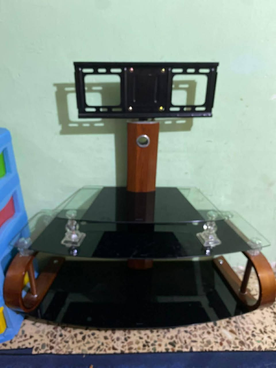 السلام عليكم 

ميز طعام ست كراسي سحب يتكبر ويتصغر ما مستخدم السعر 200 بي مجال 

ميز بلازمه مستخدم شي قليل نضيف السعر 100 

عنوان حي الجمعية 
هاتف 📞 ***********
