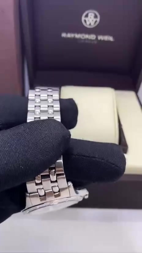 رايموند ويل … Raymond Weil
الصناعه : سويسري اصلي 
الحركه : كوارتز  ( بطاريه ) 
المواصفات :
ساعه ستنلس ستيل .. جام زفير كالجديد 
……. مع العلبه السير نقص حلقتين 
القطر : 40 m
السعر بعد التخفيضات : 260 $ 
التوصيل : مجاني لكل المحافظات
التواصل : خاص ( ماسنجر ) 
او اتصال مع واتساب  ***********

#البصراوي 
#للساعات
#اختيارك
#الامثل
