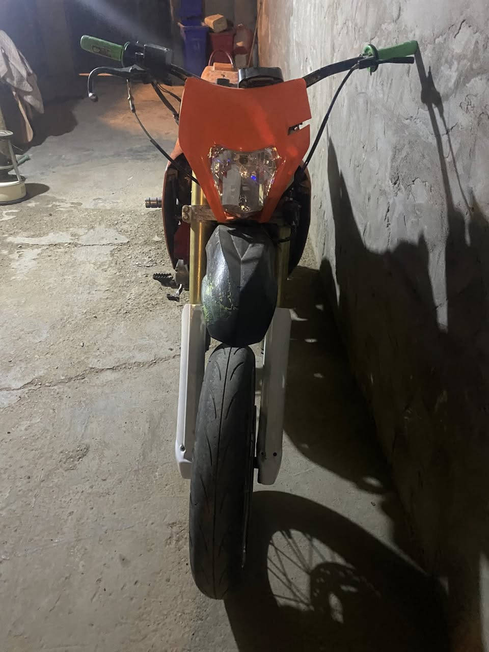سلام عليكم للبيع دراجه قفاز هاي سونك كوري 125 بيها تدخين او تنقيص دراجه شغاله دبلات حلوه كفرات يرادلهن صبغ نفس ما اموضح بل صور الدراجه شغاله سلف بس الباتري كاعد تشتغل دفعه الباتري ميت الايت جديد بس ما مربوط كفرات كامله اوراق مابيها اكفلك سرقه او عشاير تايرات جدد وياله زينات  ابريك خلفي بل مكان  زنجيل جديد الدراجه حلوه اعيد او اكرر كايمه بس تشتغل لا اتكلي شبيها السعر 600 او بيها مجال مكان بغداد فلكت سلمان *********** ما متواجد خاص
