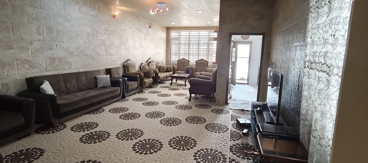 ‏                                      ﷽
              🏢 خانوو بۆ فرۆشتن 🏢

‏ ‎🔺#کۆدی_ژمارە : 1141
📍#چوارباخ

📍#ناونیشان :-  چوارباخ، نزیک حەریقەکەی چوارباخ

‏‌‎🅰️ #ڕووبەر :- ـ   153مەتر

🌗 #پێشی :-  ـ  7,5 مەتر

🚧 #شەقام :-  10 مەتری

🔶#ڕووی :-  ڕۆژهەڵات

      
📮 تێبینی :- خانووێکی 153 مەتری دوو قات لە گەڕەکی چوارباخ بۆ فرۆشتن، خانووەکە ڕووی ڕۆژهەڵاتە و پێکدێت لە 

قاتی یەکەم،/ گەراجی دفن، هۆڵ + میوان، مەتبەخ، سێ ژووری نوستن، مشتملات 

قاتی دووەم/ بالکۆن، هۆڵ + میوان، یەک نوستن، هەورەبان، قادرمەی ناوەوە. 

خانووەکە سەقفی جبسنە و عەرز و دیواری کاشیە و پاک خاوێنە و بۆ دووماڵی جیا دەبێت
...............................
بۆ زانینی نرخی ئەم خانووە ژمارە (1) لە کۆمێنت دابنێ 
ڤیدیۆی خانووەکە لە تیکتۆی نوسینگەی بەرهەم پۆستکراوە لە کۆمێنت لینکەکەی دانراوە
................................

‏‌🔸 بۆ زانیاری زیاتر دەتوانن پەیوەندی بکەن :- 
مامۆستا بەرهەم :   *********** 
کاک بەهمەن :         *********** 
.....................
ناونیشانی نوسینگە: سلێمانی تازە،  خوار مزگەوتی ئەبوبەکری صدیق ،جادەی قەنات،فەرعی بەرامبەر دارەسوتاوەکە
..................
تۆی بەڕێز هەر موڵکێکت هەیە دەتەوێت بیفرۆشیت یان بە کرێی بدەیت  دەتوانیت بۆمان بنێری و بێ بەرامبەر بۆت بڵاو دەکەینەوە
