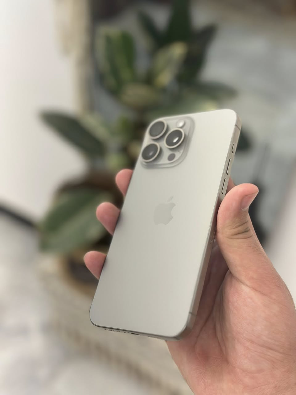 ايفون 15 برو ماكس
 ذاكره 256

بطاريه 88🔋

 جهاز بلادي ونضيف فقط هاي الخدشين حت مو بل كلاسه خدش سطحي بل نشرته لل مصداقيه ولا مبين 

سعر 950 ألف 
مكاني بغداد لل تواصل 

***********
