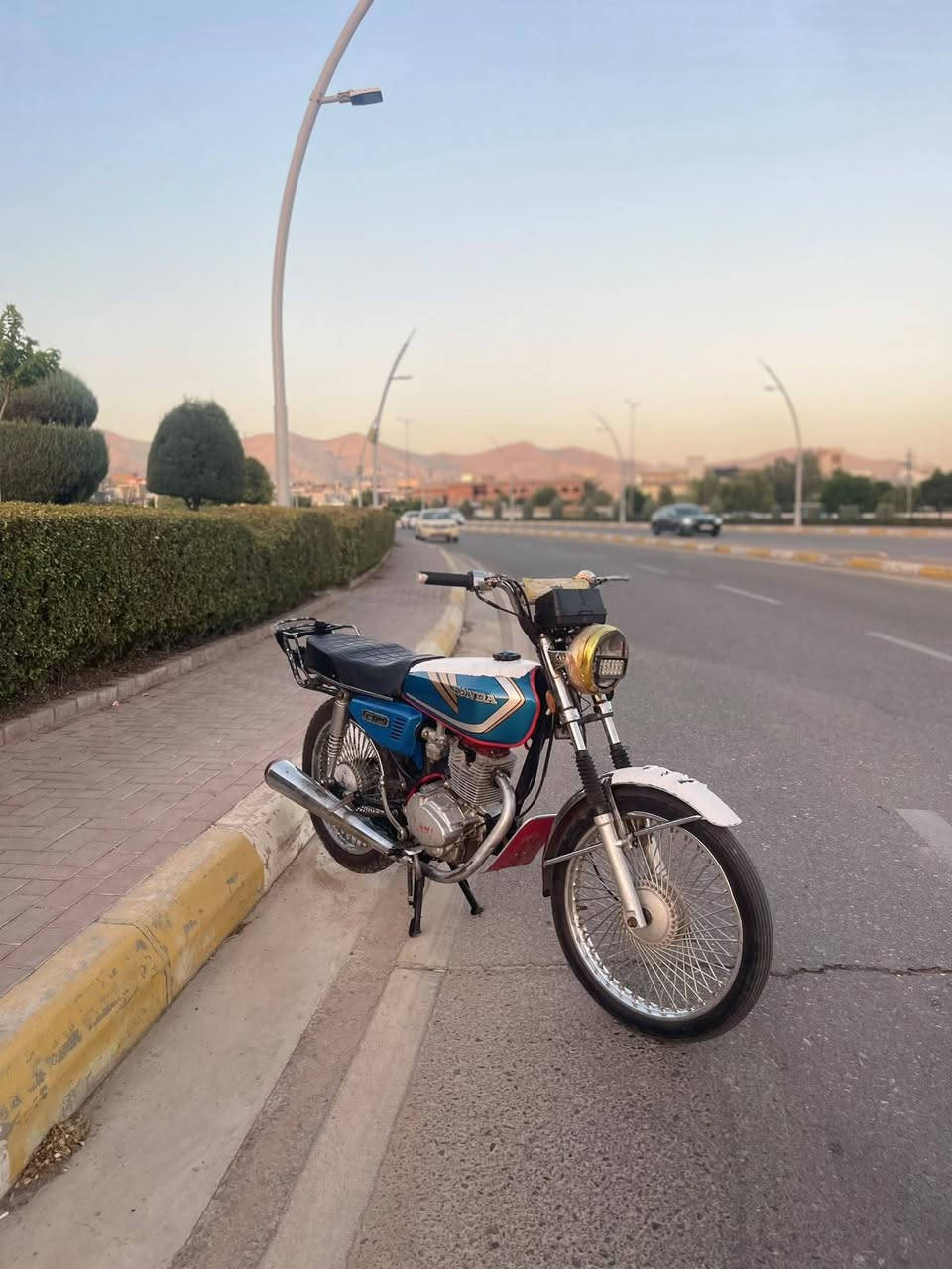 سڵاوی خواتان لێبێت..
ئەم ماتۆڕە بۆ فرۆشتن مەکینە(N-M-I)سێ حەرفە تا بڵێی سەوتی خۆشەو بێ کێشەیە مەکینەکەی .گێچ و لایتە ماتۆڕەکە..لایتی ئیشەکا  ڕۆن و سەرف و دوکەڵ و سەوت بەشەرتە بێ مەسرەفە
نرخی ٢٨٠ هەزارە و معامەلەیە برایانە  ززر بێ عەیب و بێ کێشەیە
 شوێن-(سلێمانی)-ڕەقەم*********** وەتسەپ-ڤایبەر یشی لەسەرە
