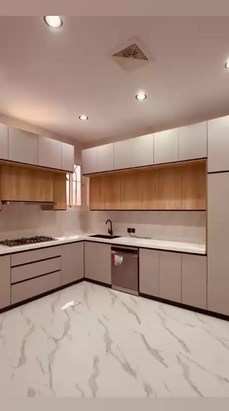 طبخ بتصميم حرف L يوازن بين العملية والجمال.
الخزائن العلوية بلون ترابي مطفي تنسجم تماماً ويا لمسة الخشب الطبيعي، والإنارة المخفية تضيف عمق وإضاءة ناعمة لكل زاوية.✨
الأسطح بلون فاتح لتسهيل التنظيف وتوسيع الإحساس بالمساحة،
أما الأجهزة فمدمجة بشكل مدروس يحافظ على شكل المطبخ المرتب والنظيف.✨

🔹هذا النوع من التصاميم نختاره دائماً للناس اللي يحبون المطبخ العصري المنظم بكل تفاصيله ❤️

بغداد - الكرادة خارج - مقابل سما مول 
***********
الحلة -شارع 60 - مجاور هوم سنتر 
***********
