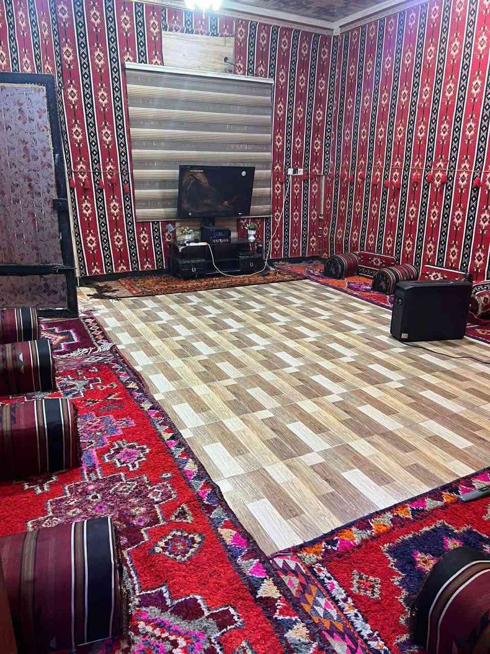 بيت   للبيع عويسيان شارع القصر خلف مركز شرطه البراضعيه قاطين بلديه بي  معامله تمليك 3 غرف جوه وهول وطارمه كراج سياره وحديقه حمام داخلي وحمام خارجي  وفوك غرفه وهول ومطبخ وتواليت وحمام الاتصال *********** السعر 60 وبي مجال
