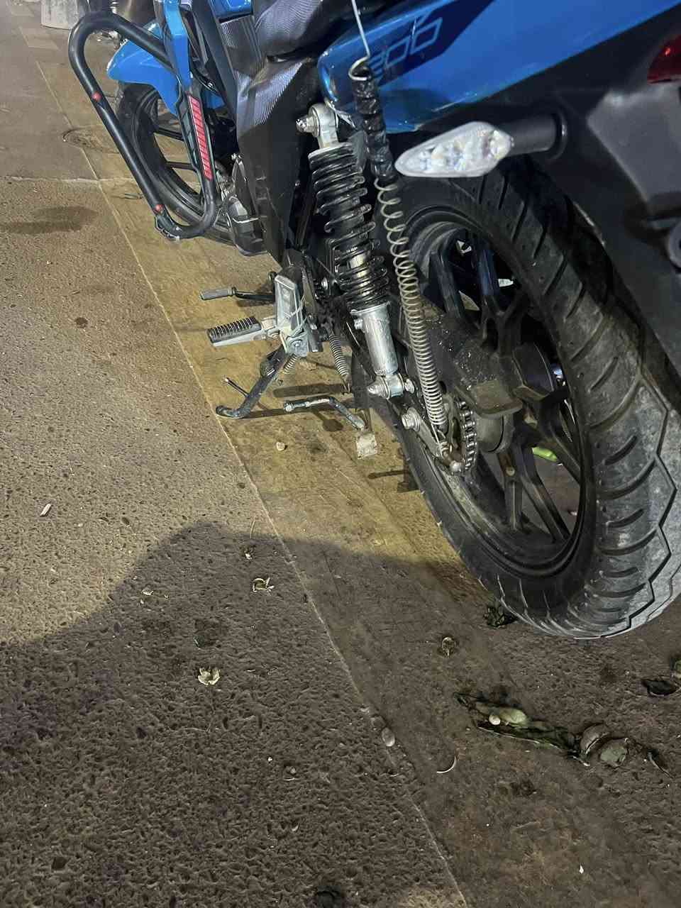 السلام عليكم دراجة أر كي موديل2025 مرقم اربيل انكليزي لوحه و سنويه دراجه نضيفه وكفاله عامه برغي واحد ممفتوح بالدراجه مكاني بغداد مدينه الصدر سعرها مليونين و750 الف وبيها مجال بسيط للشراي رقمي***********
