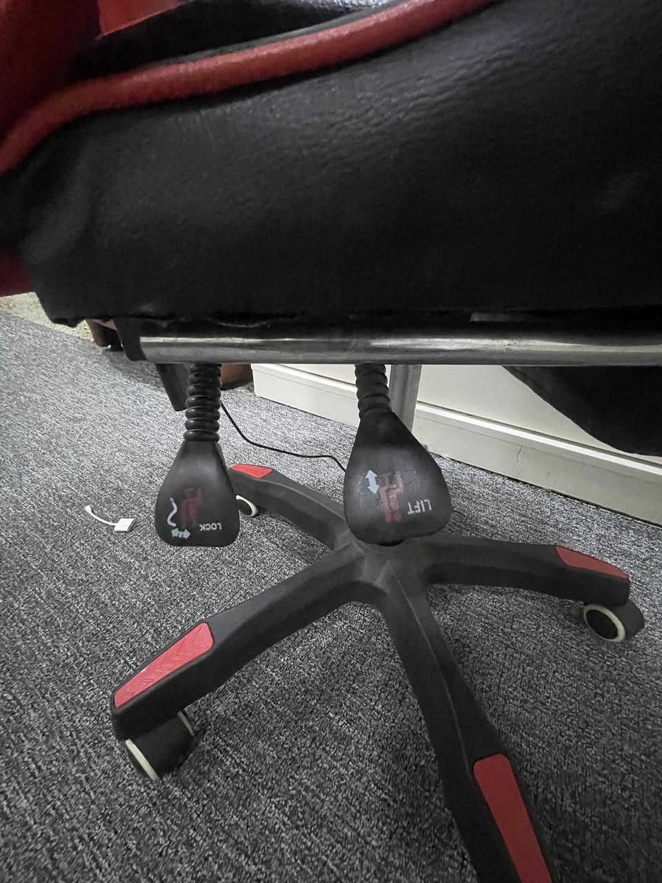 السلام عليكم
كرسي كيمنك مستعمل 
ماركة ريد دراجون 
نضيف 100‎%‎ 
شغال تحريك ارتفاع وضهر 
مسنده وتدليك كهربائي (شغال)
مسند للقدمين 
مابي اي عيب رايده ب 70 الف 
وين ماجان مكانك ادزه الك
***********
