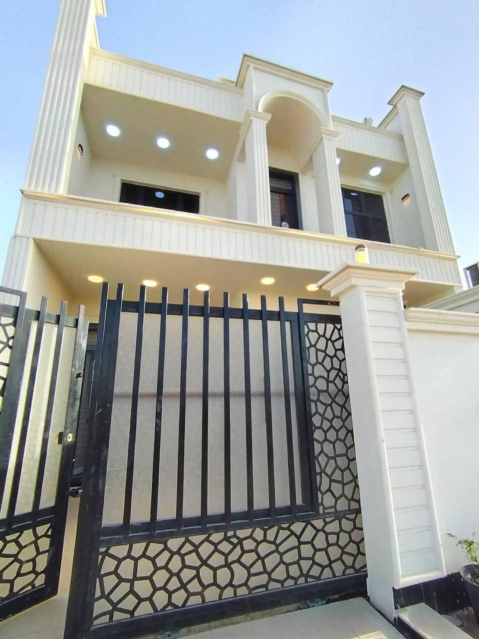 دور الزراعة
دار للبيع 150 متر طابقين 
5 غرف نوم ،، إستقبال ،، مطبخ ،، صاله واسعه عدد 2
3 دورات مياه داخل خارج 
بناء حديث جاهز للسكن 
خدمات كامله ماء مجاري تبليط كهرباء حتى اناره شارع 
الموقع بعقوبة تقاطع القدس دور الزراعة الثالثة على شارع رئيسي 
نوع العقار طابو زراعي سند ٢٥ رسمي 
السعر 130 وقابل للتفاوض 
للاستفسار أكثر اتصل على الأرقام التالية 
وسام اللهيبي ***********
ياسر فارس حسين *********** 
مكتب الجزيرة لبيع وشراء الأراضي والدور السكنية
