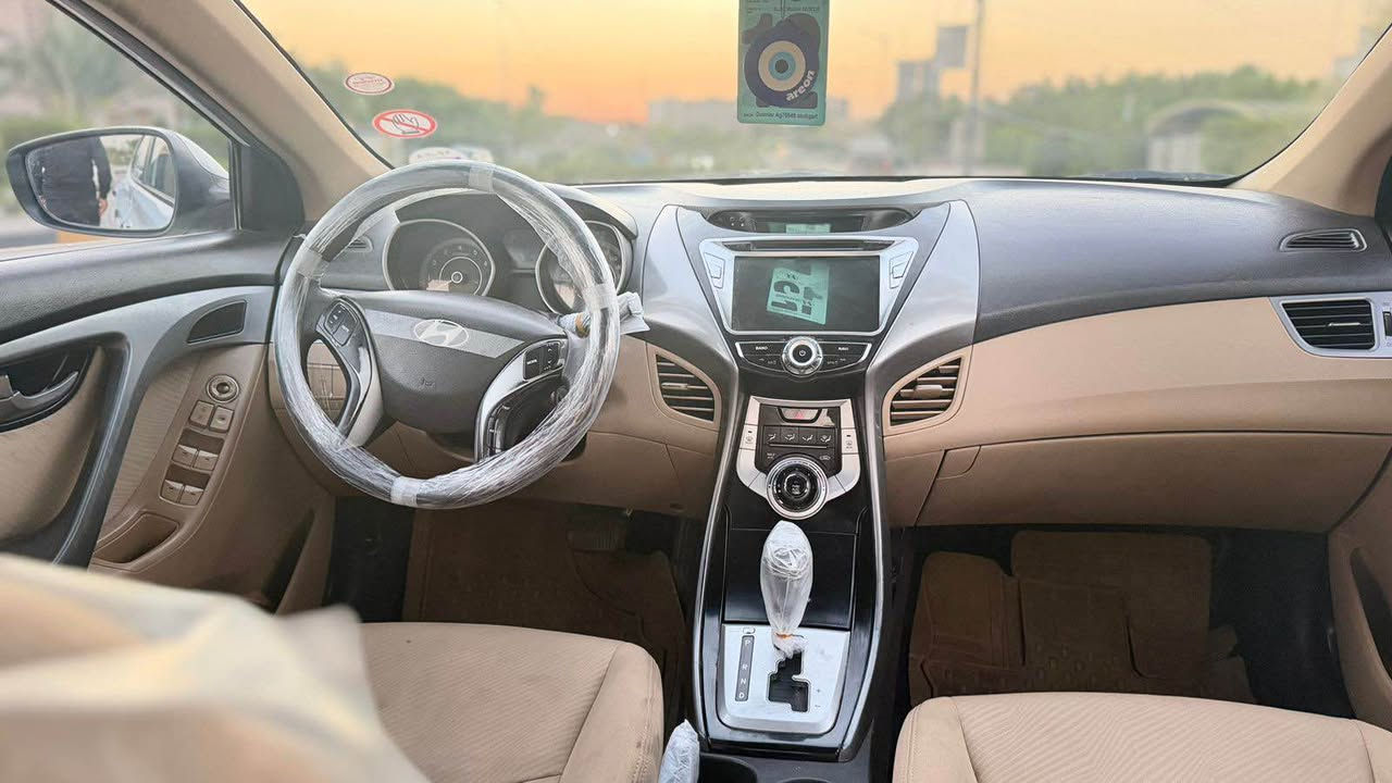 السلام عليكم النترا 2012 خليجي للبيع 
فول مواصفات عدا البصمه بيها مكانات صبغ بس رش بدون معجون رقم انكليزي تحويل مكينه 1800 كير تايرات حداده جاهزه السياره السعر 115 بيها مجال 
*********** Singapore
