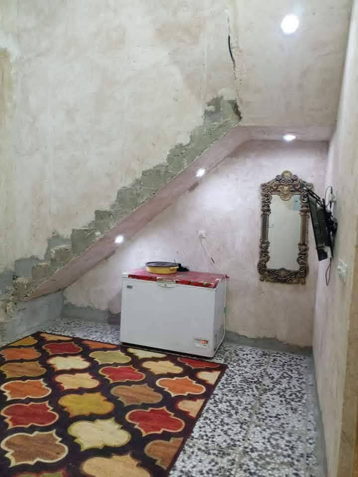 سلام عليكم دار للبيع مساحته 150متر لدار صب كونكريت فوك جوه بناء طابوق  يتكون من غرفتي وصاله براني ومطبخ مكشوفتين مغاسل عدد ثنين بس عوزه بورك ونعله عنوان لبيت ناحية لعباسيه عبر صوب لجسر يم بانزين خانه وشكرا *********** ***********
