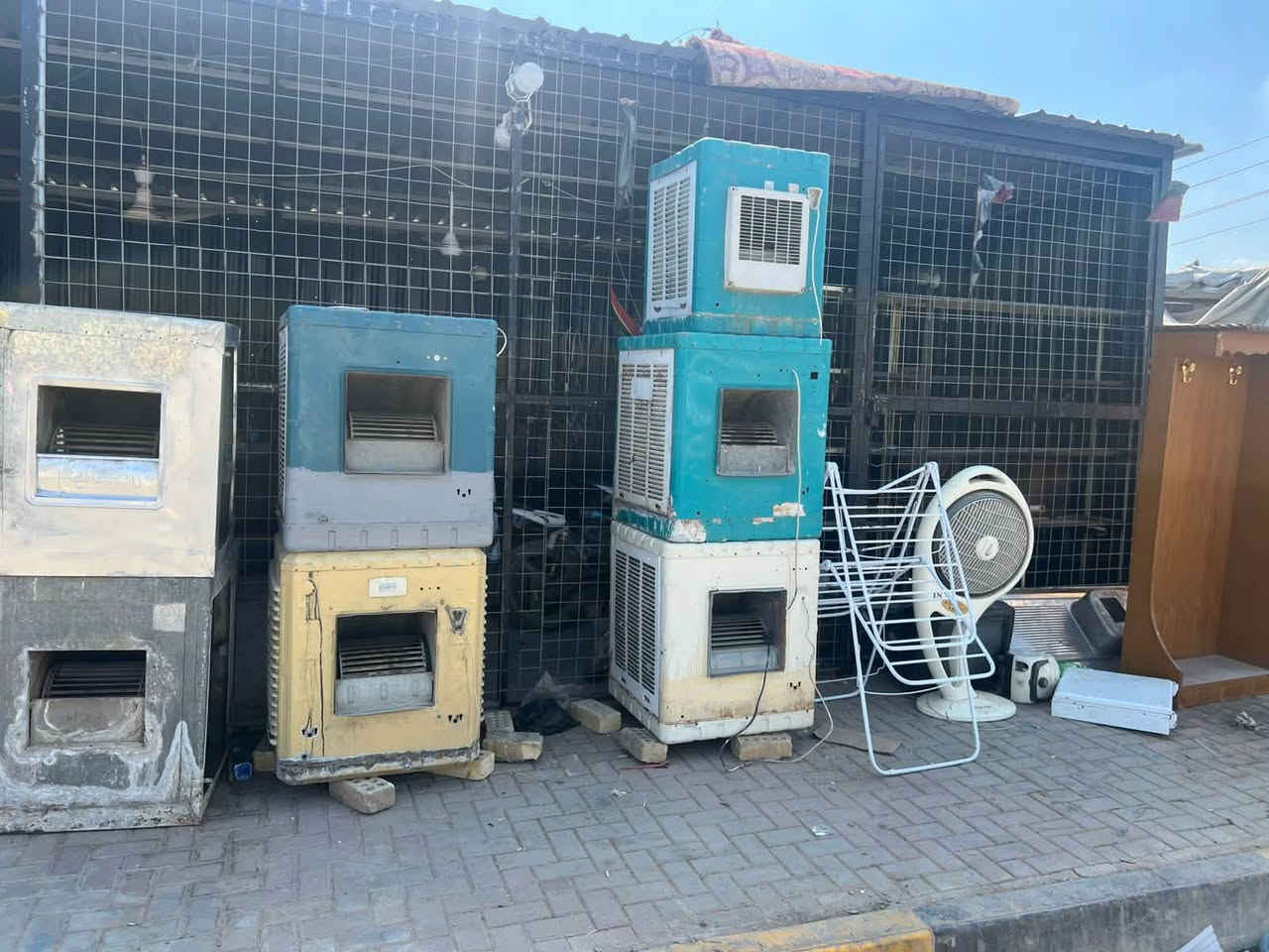 ‏على بركة الله نبيع ونشتري ￼ كافة الأغراض المستخدمة مبردات غسالات طبخات سبالت￼ ￼ كون ترات برادات تلفزيونات نشتري وأنا أبيعها الاستفسار  ***********او*********** ￼ ولدينا خدمة توصيل لكافة المناطق والبيوت نشتري الأغراض المستخدمة ￼العنوان شارع الفرات قرب مضفر حتروشً مقابيل كوفي الفرات￼
