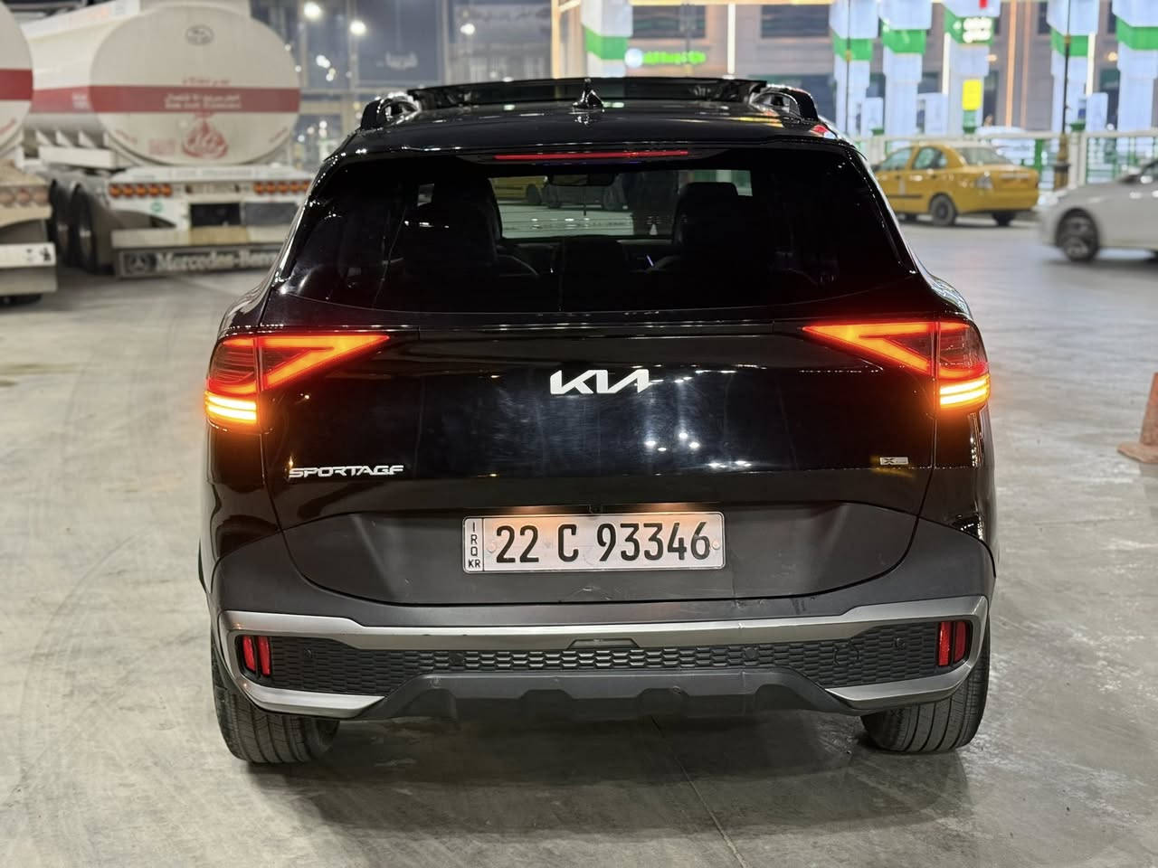 السلام عليكم سبورتج 23 XLin فول مواصفات داخل زيتوني وارد امريكي ضرره باب السكن صبغ والباب الخلفي هنا انصبغ والجاملغ الامامي جاي ويا السياره بلصندوك بدون دواخل بدون ايرباك ماشيه 23 مل سياره جاهزه اي نقص مابيه السعر 188 
صور الضرر مرفقه *********** بغداد الدوره ابو طياره
