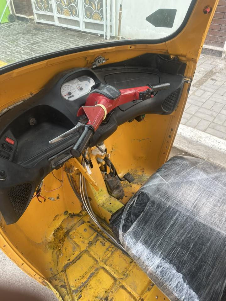 سلام عليكم تكتك بيجاو للبيع موديل ٢٠١٨ اوراقهه اصليه جاهزه للترقيم مكاني بغداد التكتك شغاله السعر ٩٠٠ للاستفسار ***********
