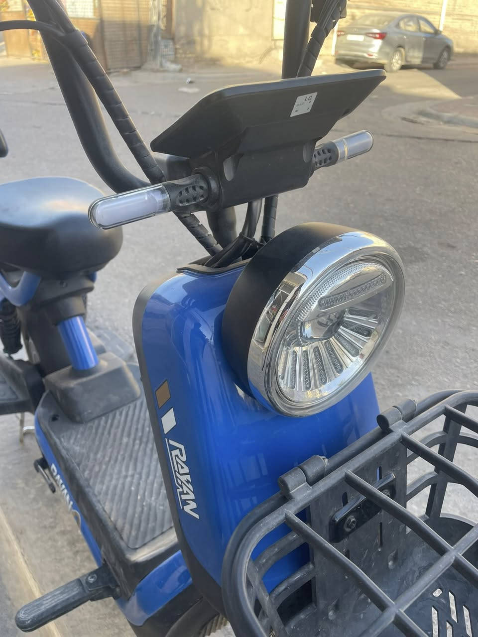 سلام عليكم بايسكل شحن حجم 14 ✨ 
الموصفات 
1شاشه ايباد 
2مثبت سرعه 3
3اشاير 4
بطارية 🔋 عدد 4
5بصم وسويج عدد 2
البايسكل فولل ونضيف استعمل قليل وحتى وصل شراء بي 
السعر 325 وبي مجال  للطيبين 🫶🏻


**إذا كنت صاحب هذا الإعلان وتريد حذفه لأي سبب، رجاءا أرسل رسالة إلى الدعم الفني**