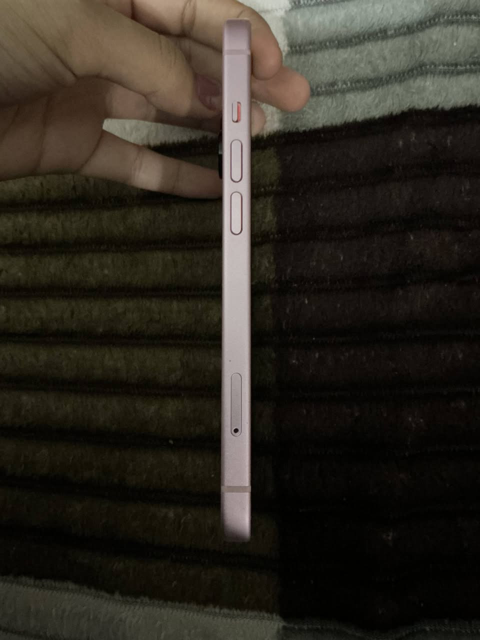 ايفون 15 عادي شرق اوسط ذاكرة 128 جهاز بلادي ما مفتوح وكع وحتركت شاشة موضح بالصور يلمس وكلشي مابي يرادله شاشه غراضه كامله كارتون وكيبل قيم باليرضي الله وتعال اخذه بغداد الزعفرانية ***********
